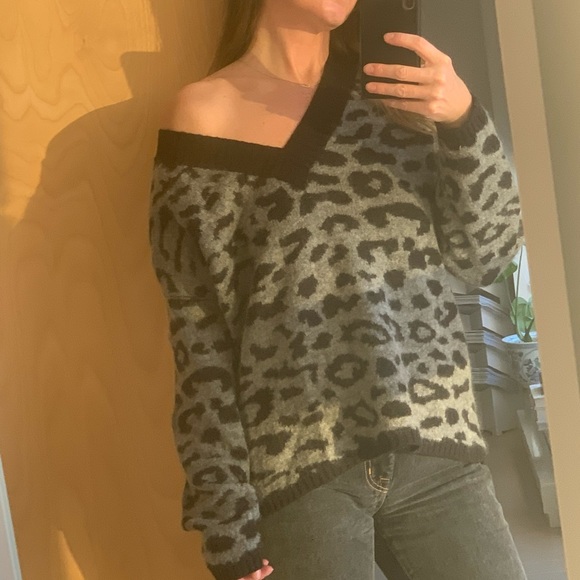 Wool v-neck oversized animal print sweater - Made in Spain - Picture 4 of 10